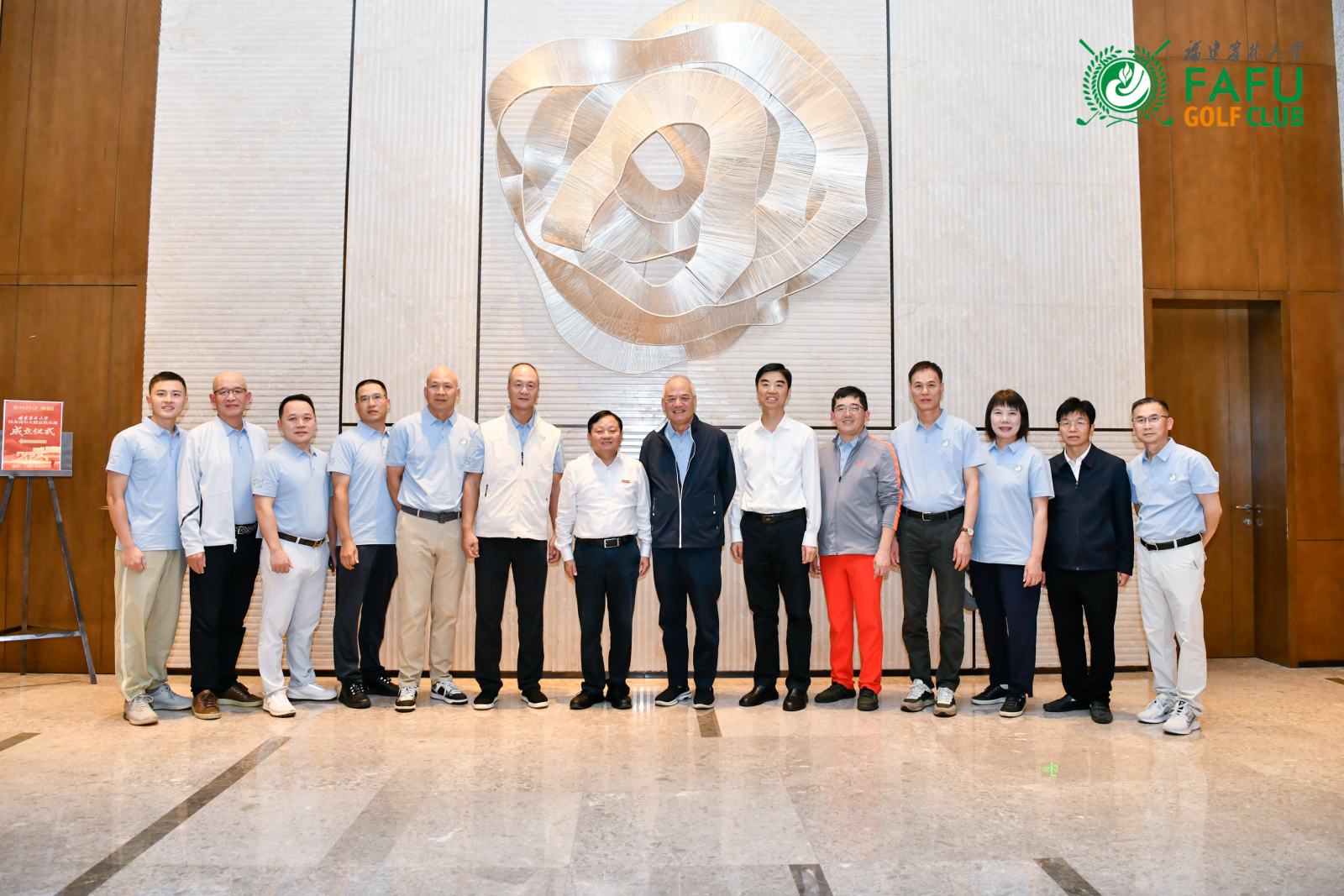 兰思仁与俱乐部校友代表交流合影.jpg 兰思仁与俱乐部校友代表交流合影.jpg