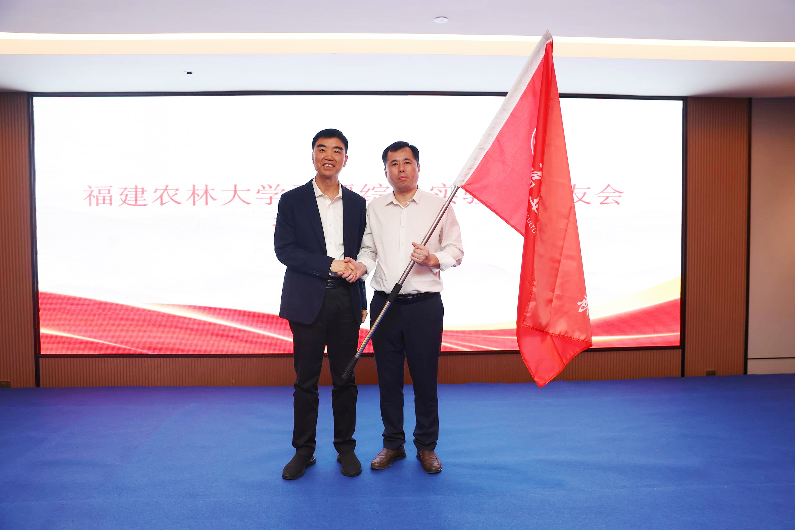 林庆藩为平潭校友授williamhill英国官网校旗.jpg 林庆藩为平潭校友授williamhill英国官网校旗.jpg