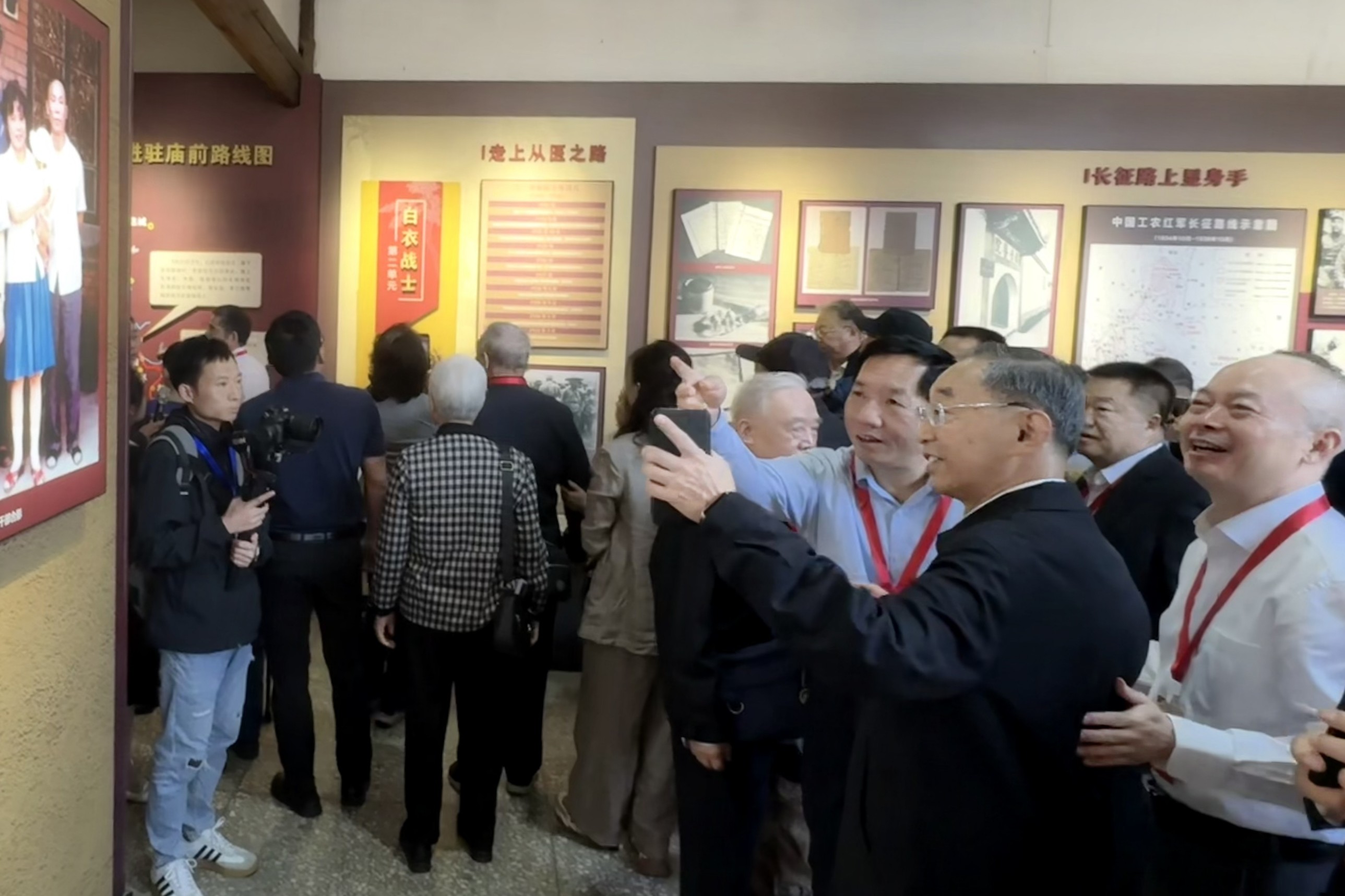 瞻仰江一真陈列馆.jpg