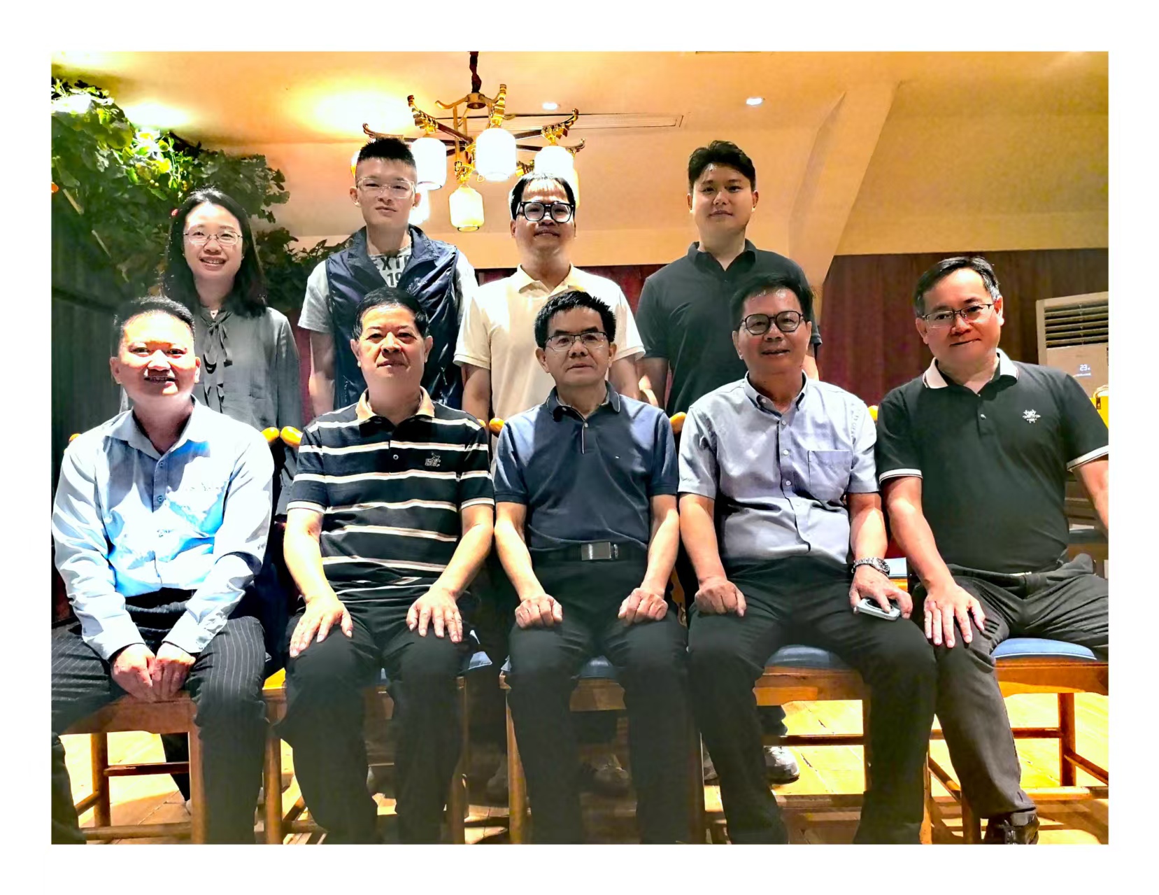 与部分在黔校友座谈后合影.jpg 与部分在黔校友座谈后合影.jpg